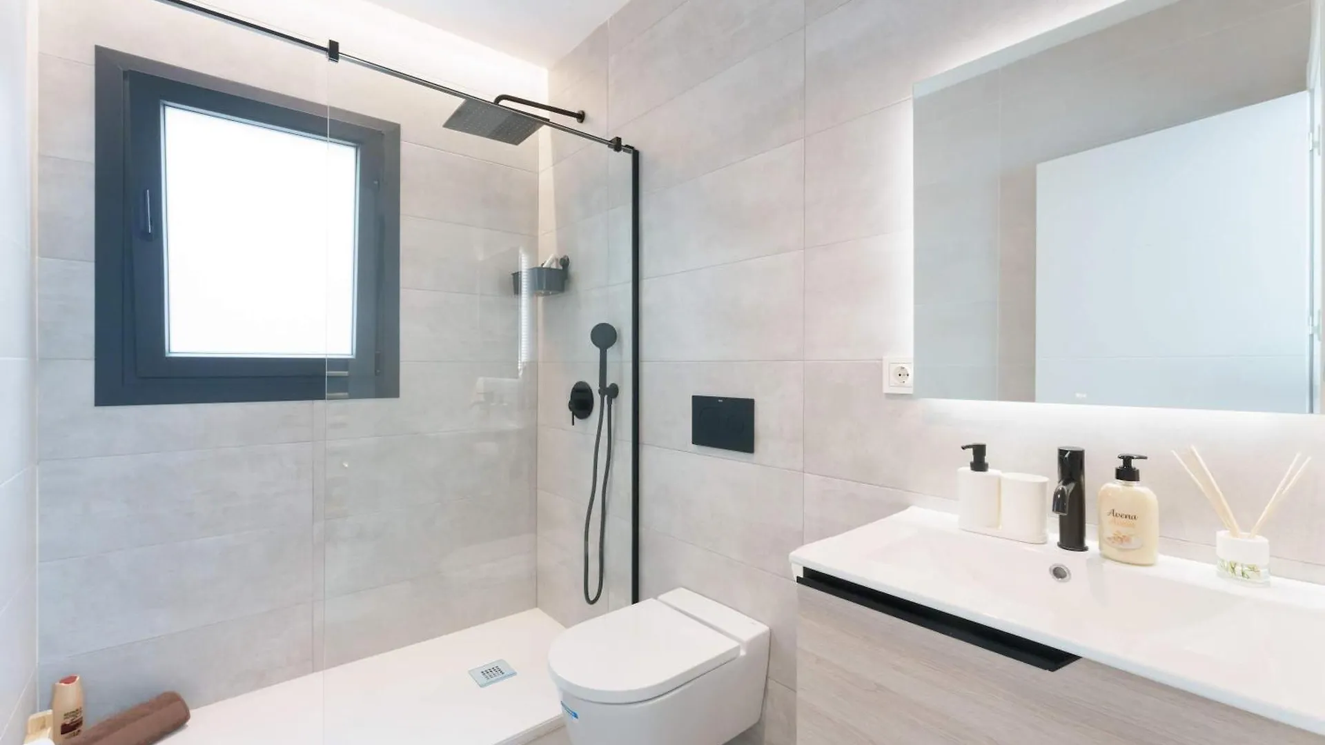 Stylish 3Bd With Rooftop Jacuzzi - Las Artes Malaga 0*,  Spain